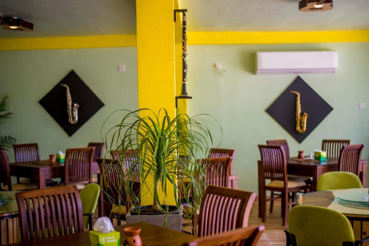 This Is It Airport Hotel And Restaurant Negombo Exterior foto